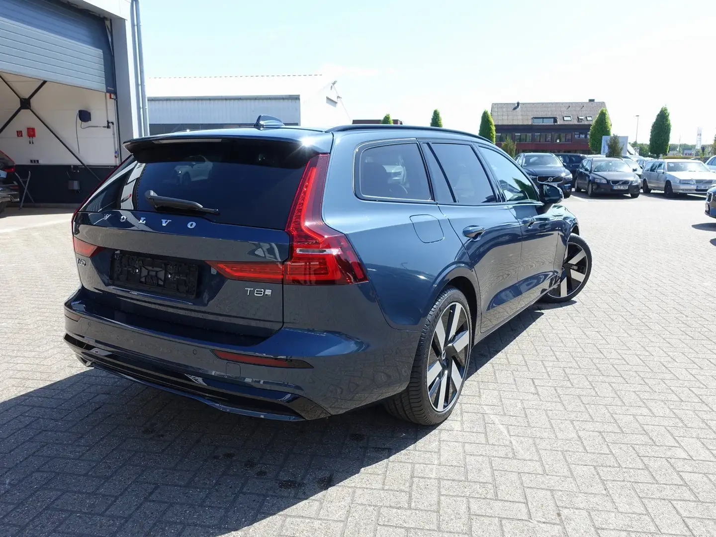 Volvo V60 Ultra T8 AWD Plug-in/B&W/Massage/AHK/360° Blau - 2