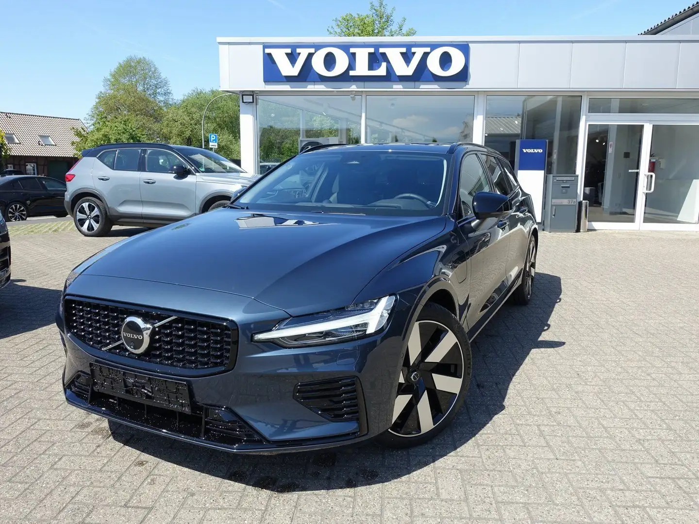 Volvo V60 Ultra T8 AWD Plug-in/B&W/Massage/AHK/360° Blau - 1