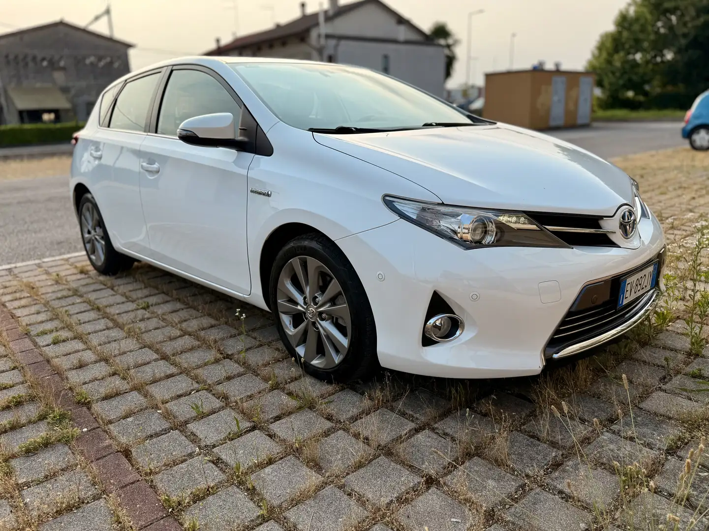 Toyota Auris 5p 1.8h Lounge - 1