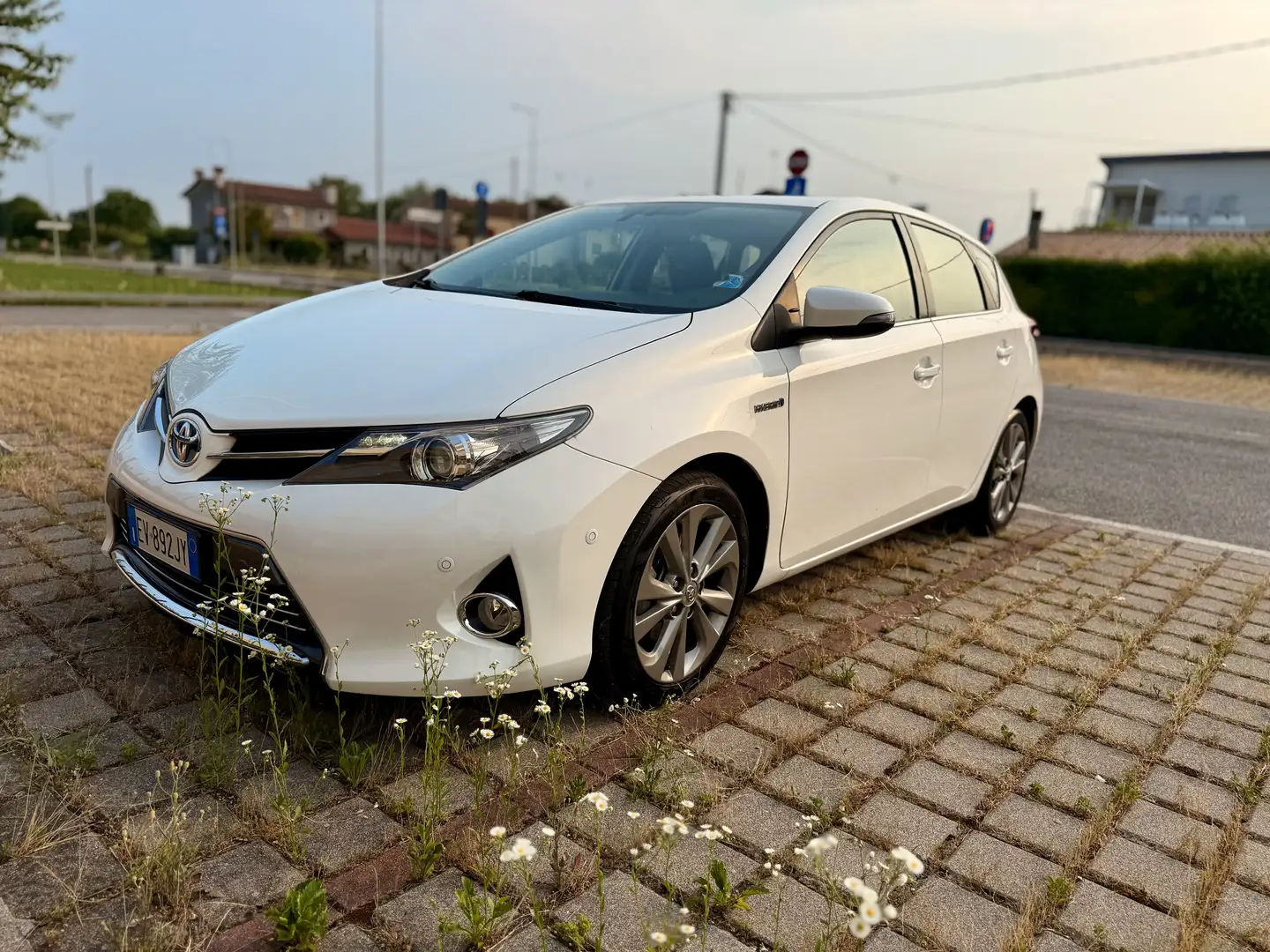 Toyota Auris 5p 1.8h Lounge - 2