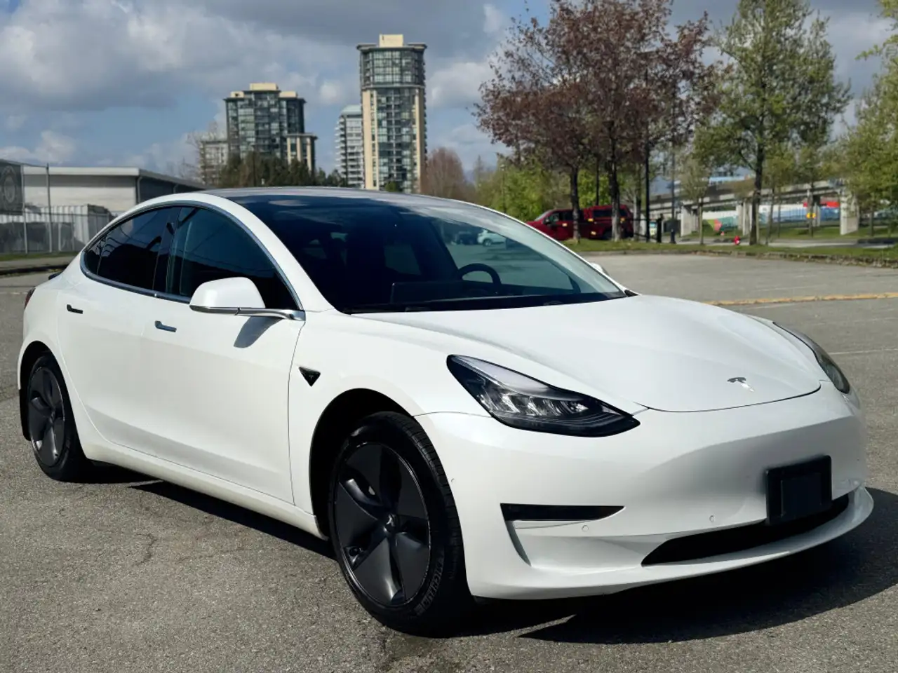 Tesla Model 3 снимка Tesla Model 3