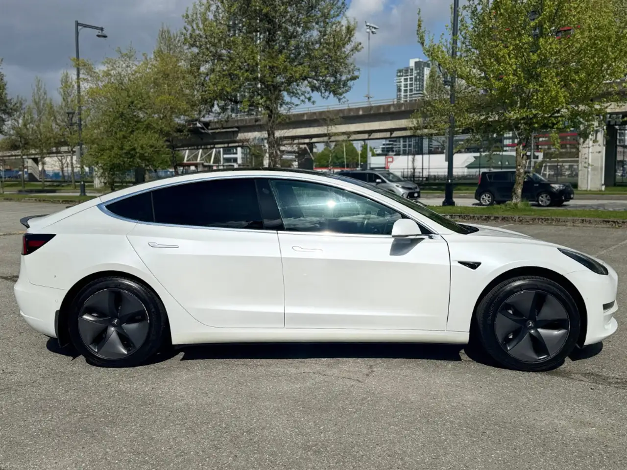 Tesla Model 3 снимка Tesla Model 3