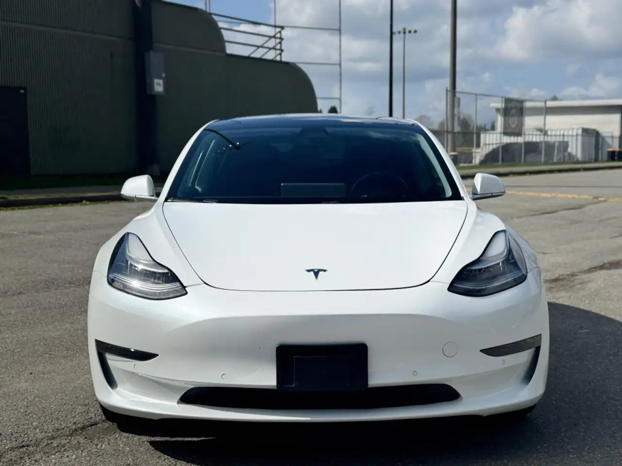 Tesla Model 3 снимка Tesla Model 3