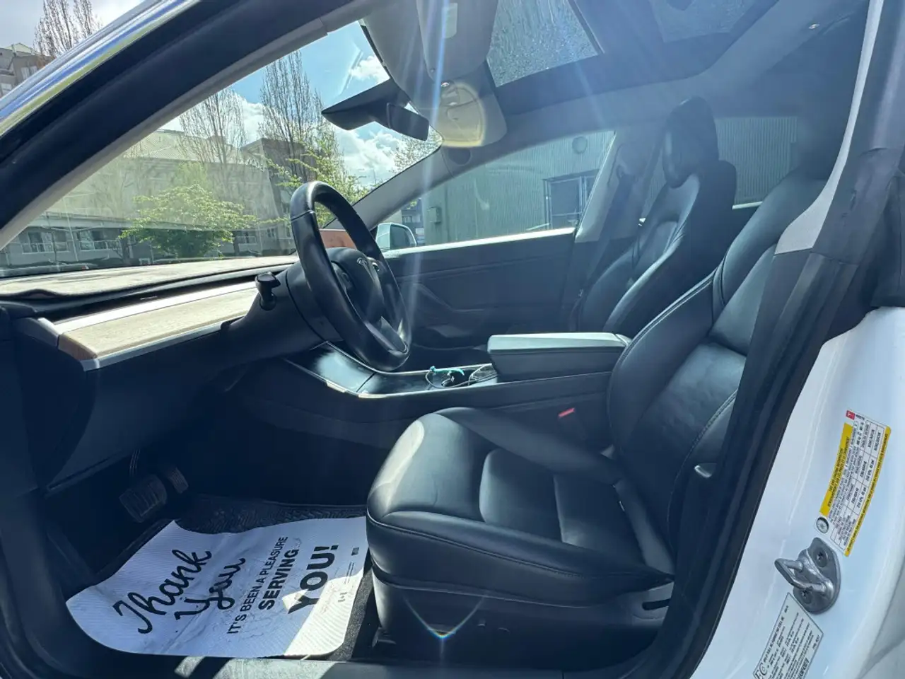 Tesla Model 3 снимка Tesla Model 3