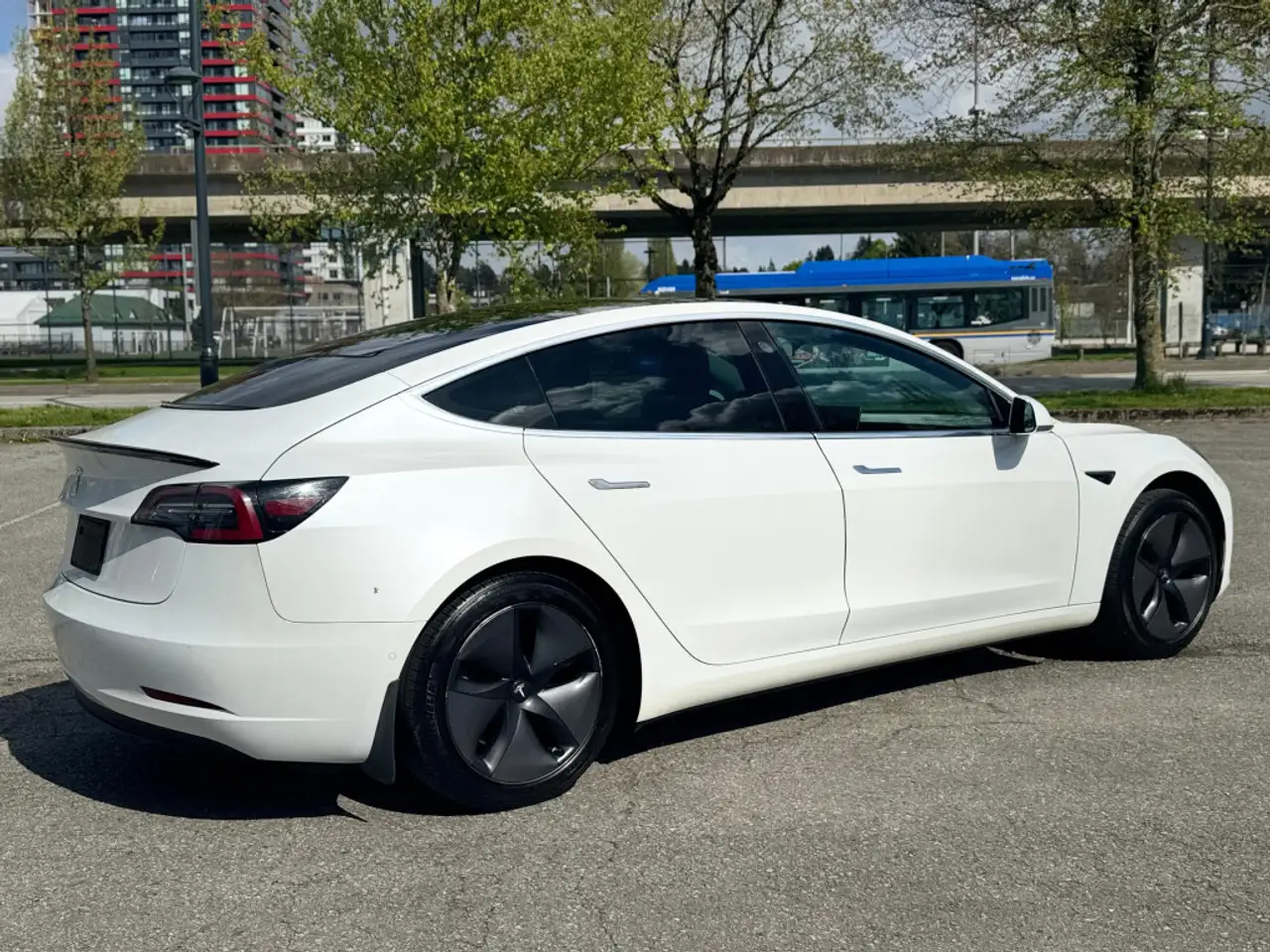 Tesla Model 3 снимка Tesla Model 3