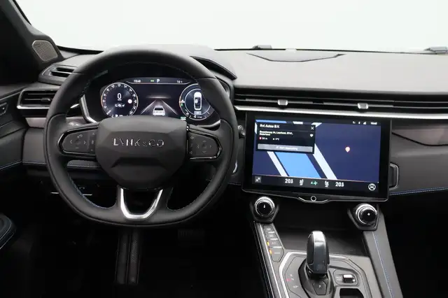 Lynk & Co 01 view 11