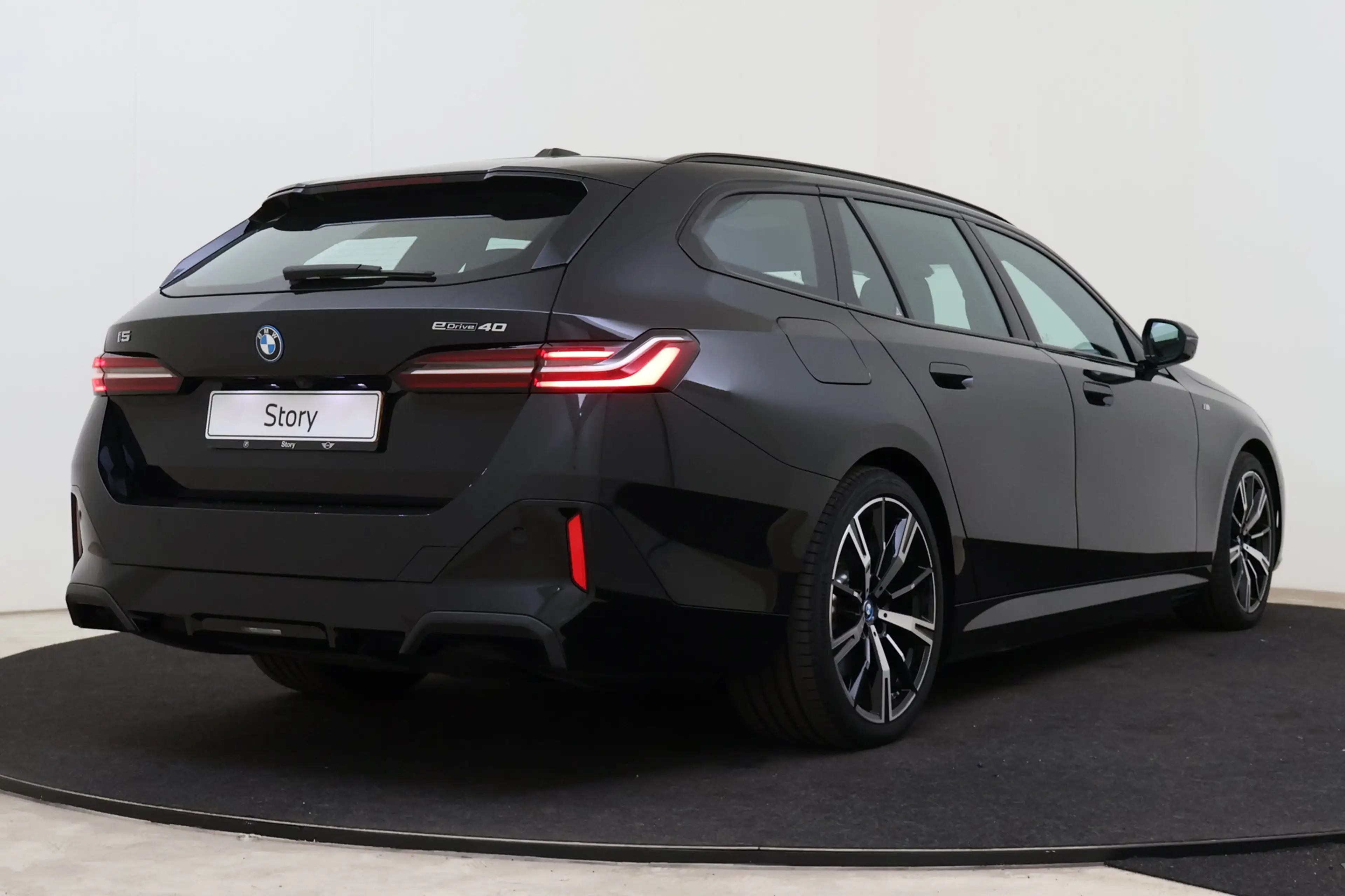 BMW i5 Touring eDrive40 M Sport / Trekhaak / Panoramadak — photo 2