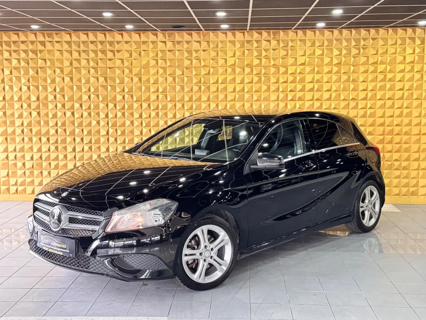 Mercedes-Benz A 180 A180*Automatik*Kamera*SHZ*KLIMA*NAVI*T.LEDER*EU6 Schwarz - 1