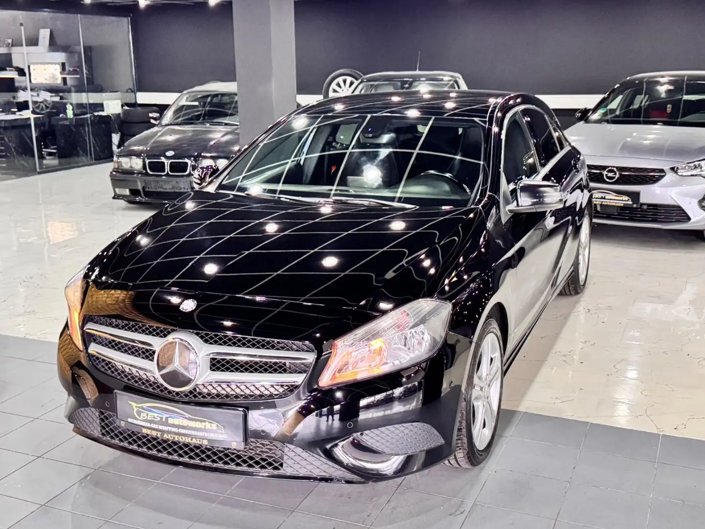 Mercedes-Benz A 180 A180*Automatik*Kamera*SHZ*KLIMA*NAVI*T.LEDER*EU6 Schwarz - 2