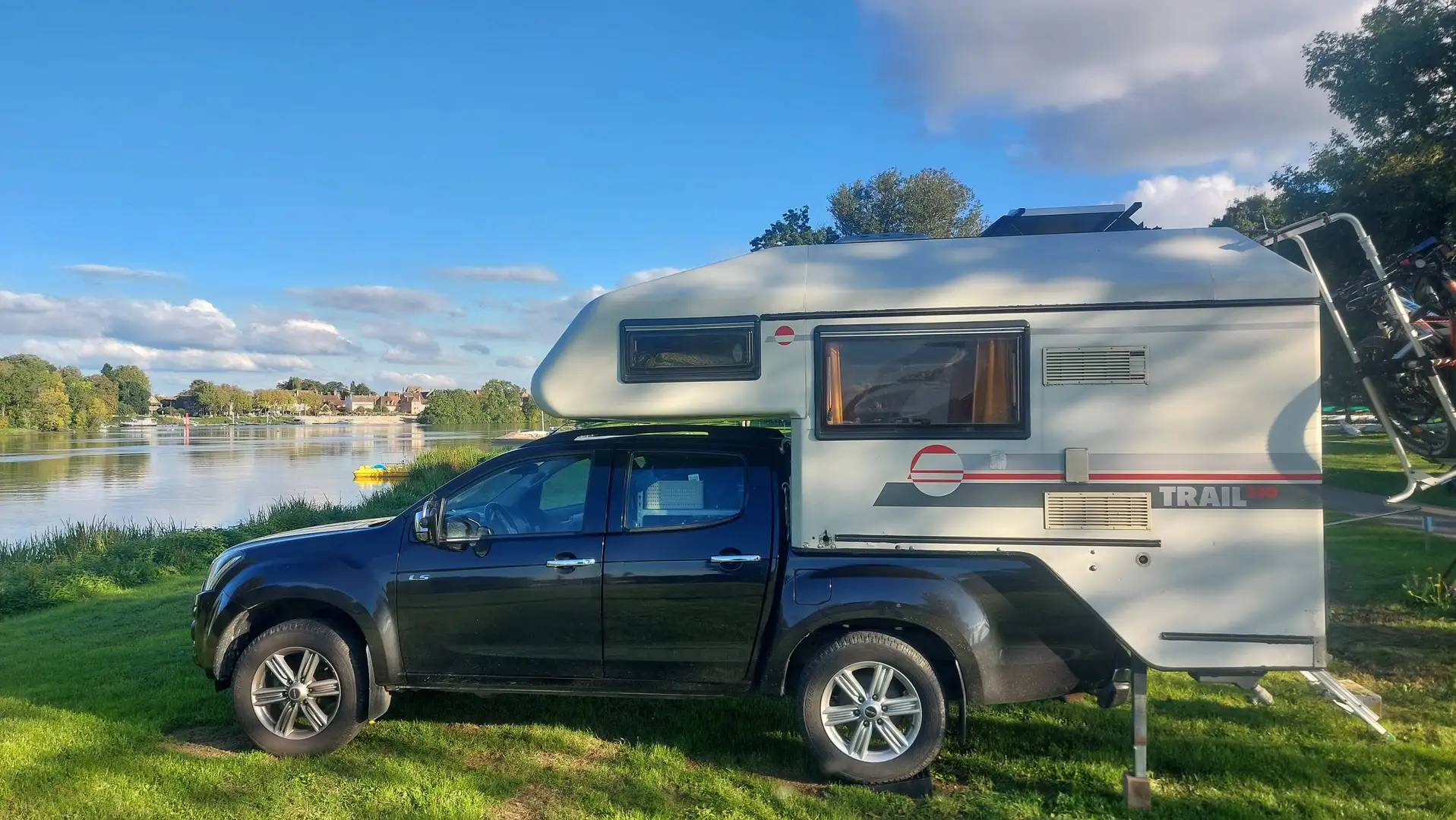 Isuzu D-Max Double Cab Custom 4WD mit Tischer Wohnkabine Trail 230 Schwarz - 1