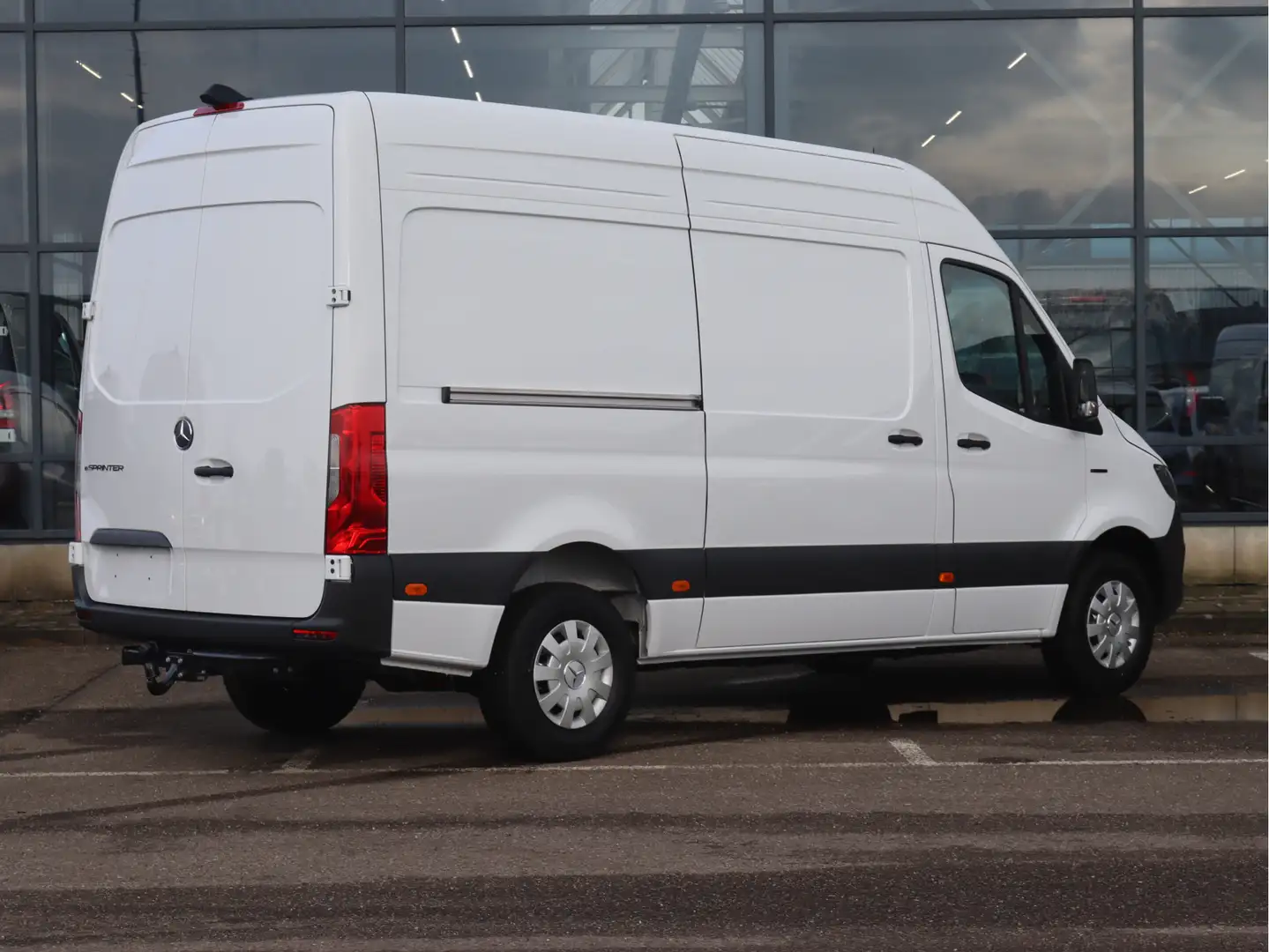 Mercedes-Benz 320 eSprinter L2 Pro 81kWh Alb - 2