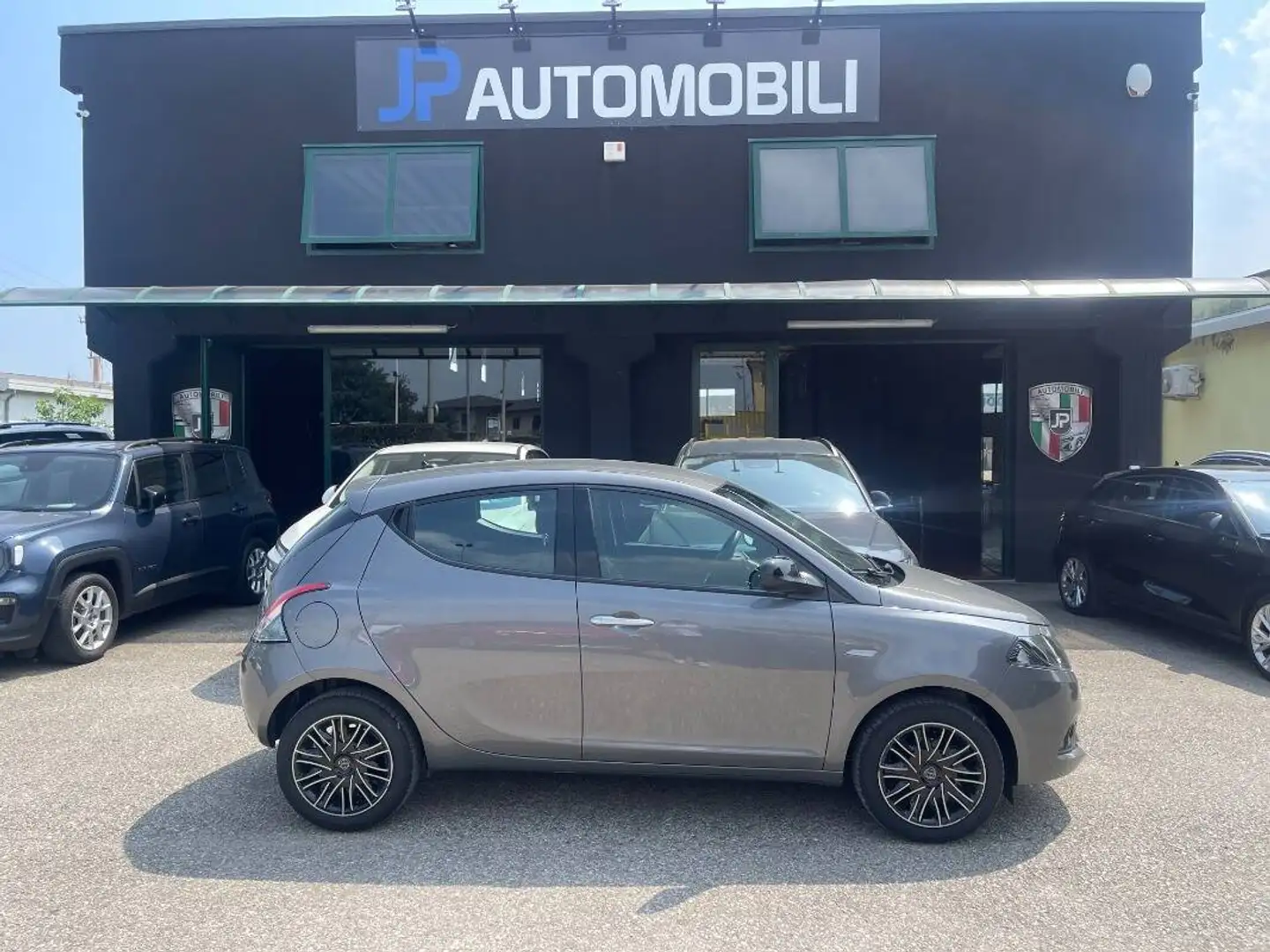 Lancia Ypsilon 1.0 firefly hybrid Gold Plus s&s 70cv 5p.ti Gris - 1