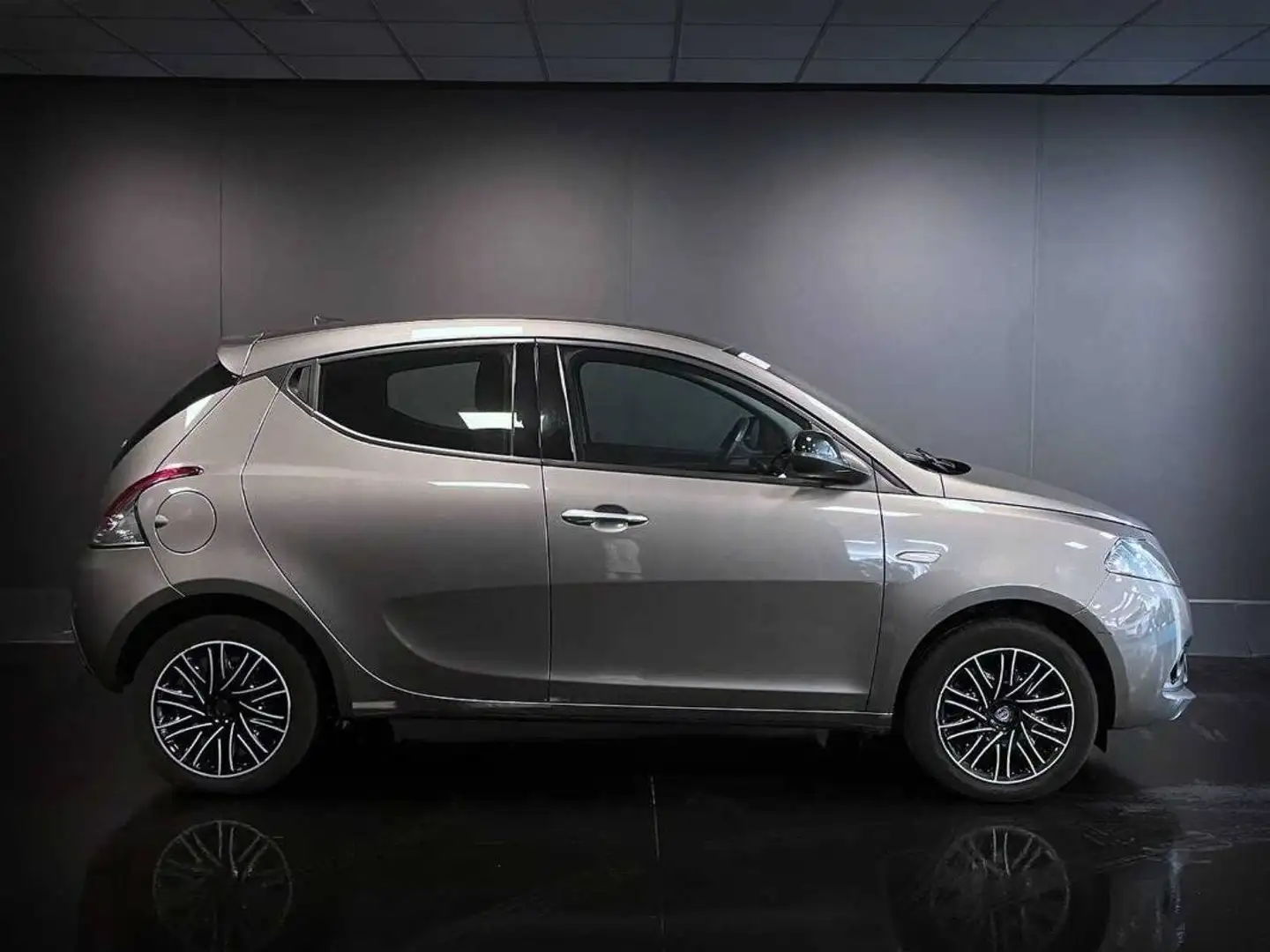 Lancia Ypsilon 1.0 firefly hybrid Gold Plus s&s 70cv 5p.ti Grigio - 1