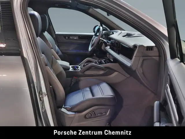 Porsche Cayenne view 13