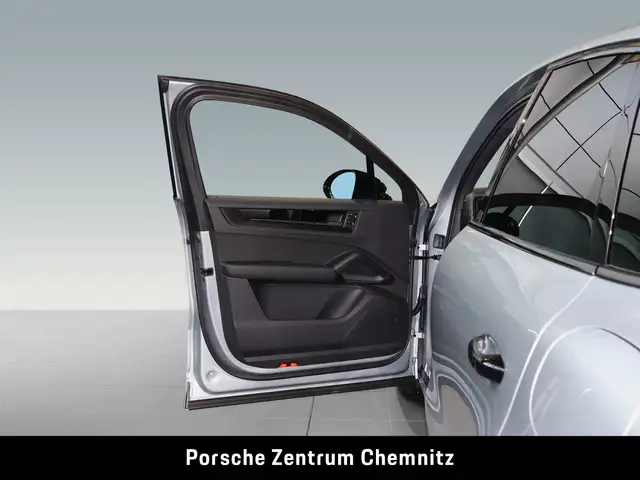 Porsche Cayenne view 10