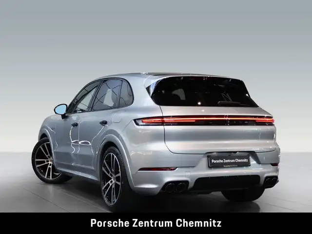 Porsche Cayenne view 3