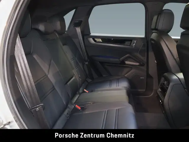Porsche Cayenne view 8