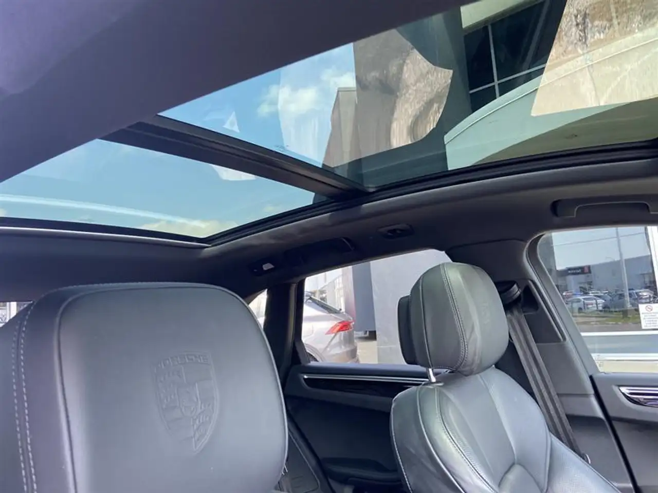 Porsche Macan photo Porsche Macan