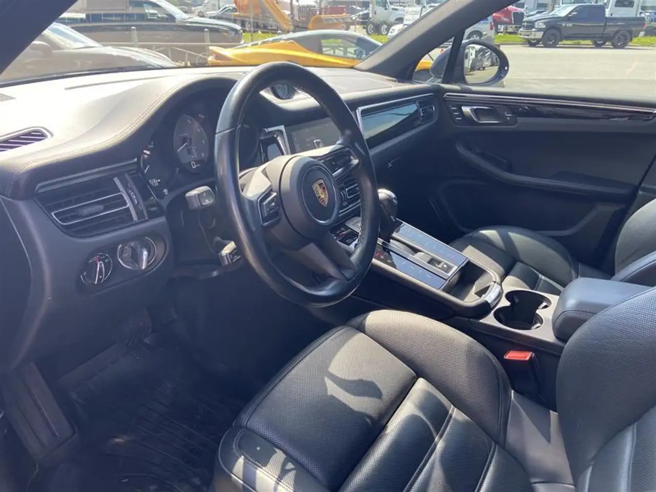 Porsche Macan photo Porsche Macan