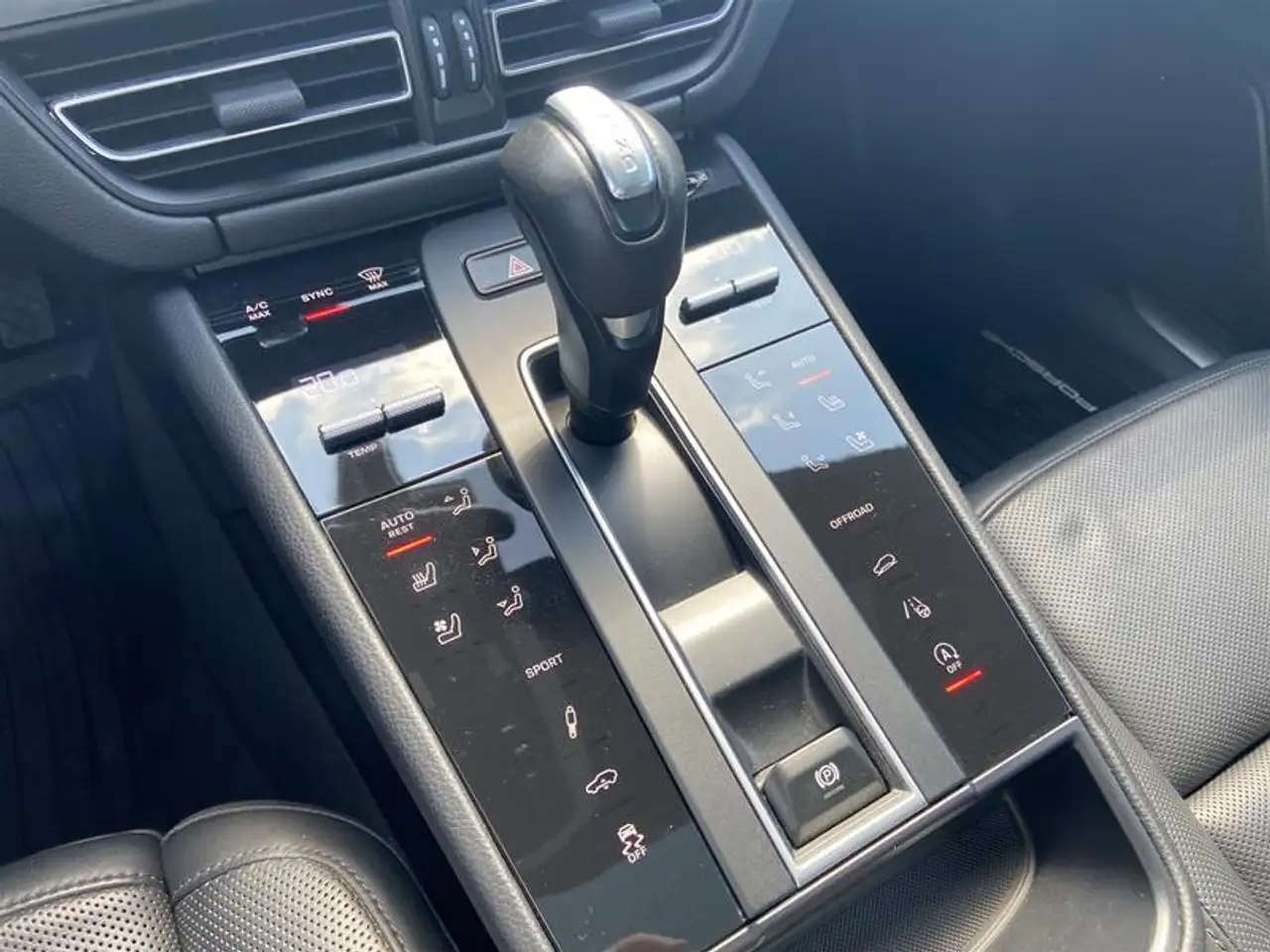 Porsche Macan photo Porsche Macan