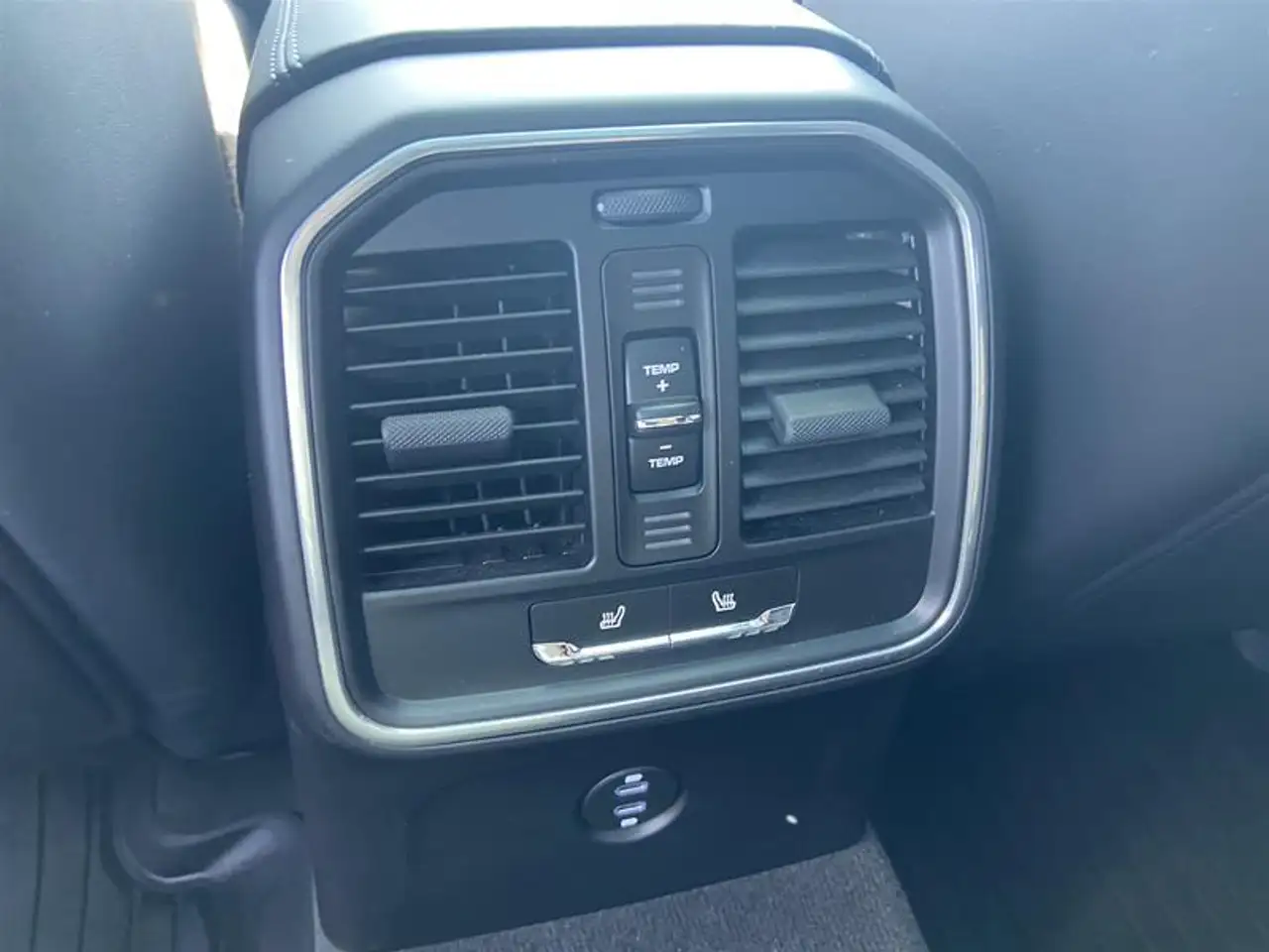 Porsche Macan photo Porsche Macan