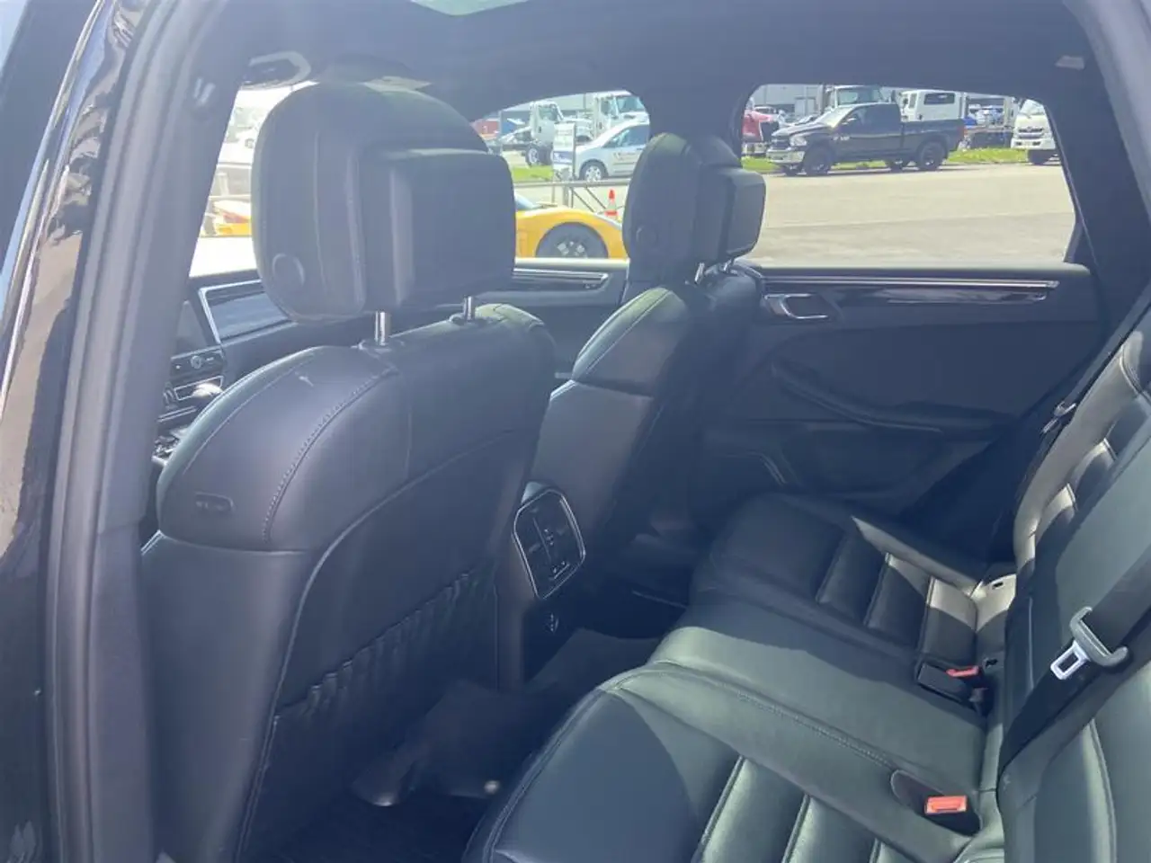 Porsche Macan photo Porsche Macan