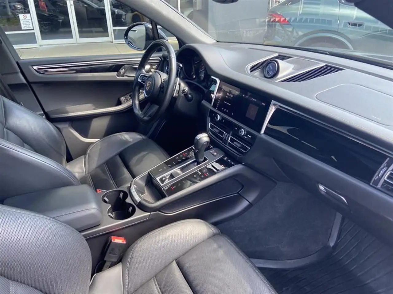 Porsche Macan photo Porsche Macan