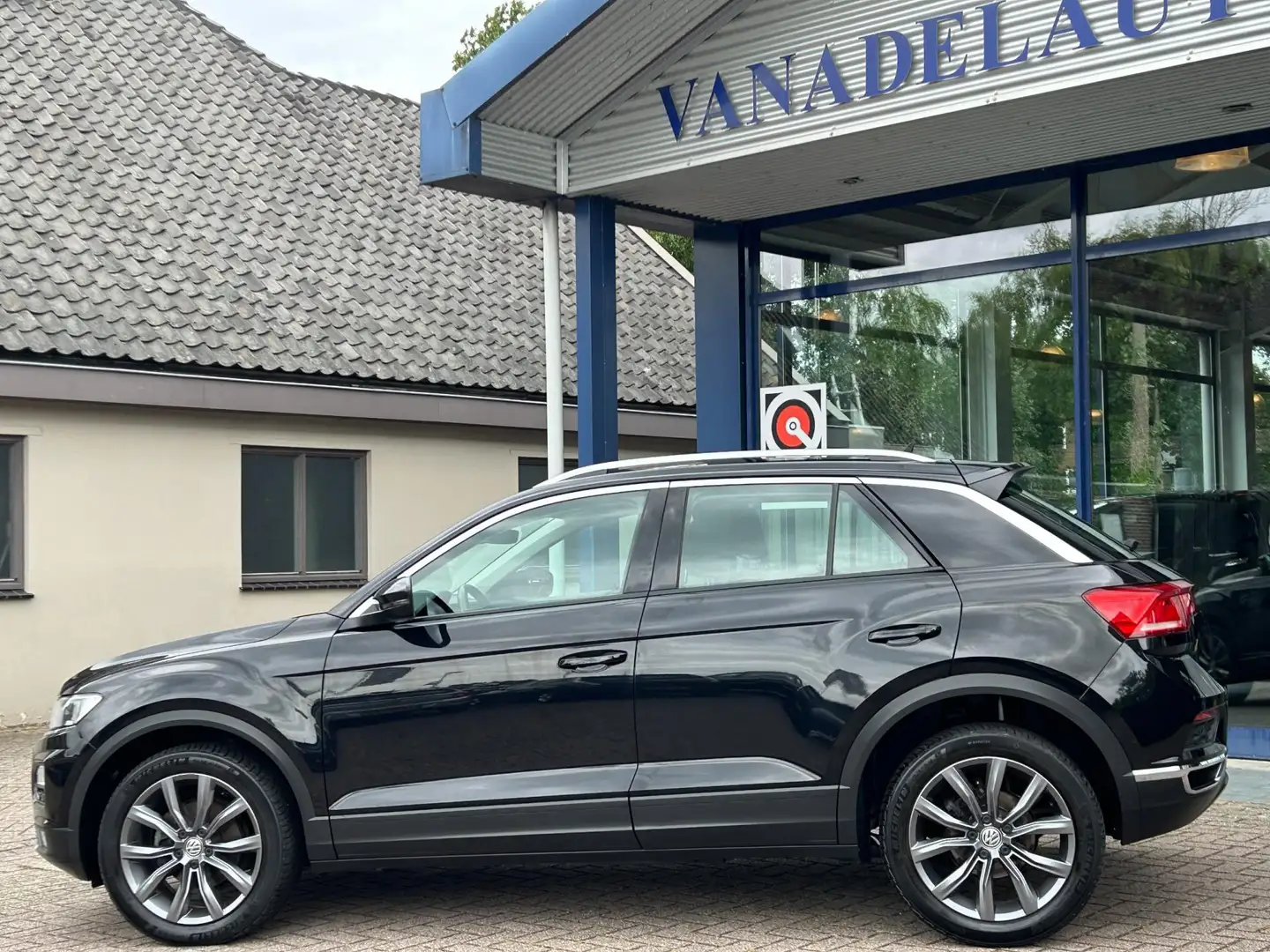 Volkswagen T-Roc 1.5 TSI Style Navi Airco Cruise Park.Sens App-Conn Schwarz - 2