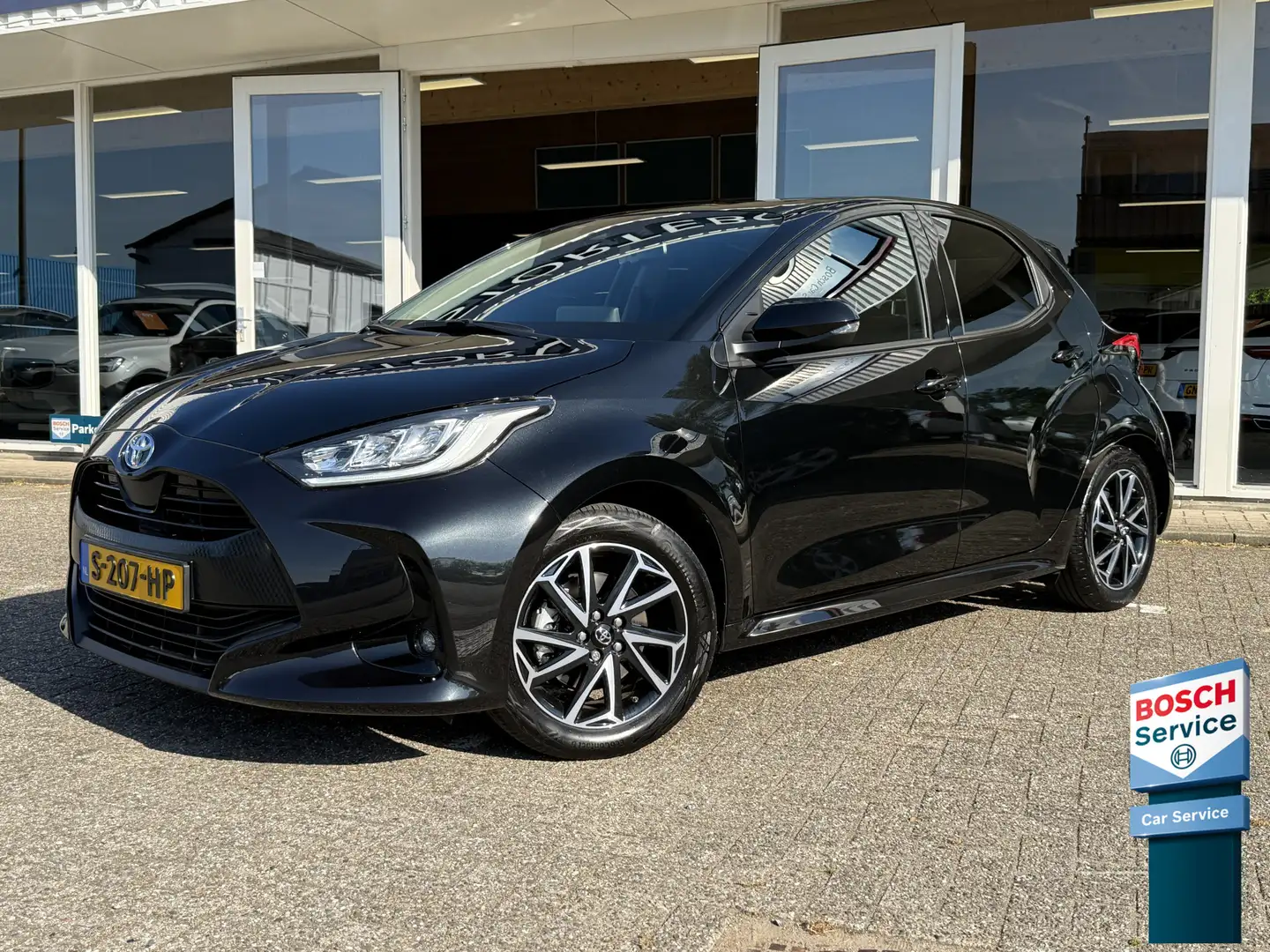 Toyota Yaris 1.5 Hybrid Dynamic | LED | Adapt. Cruise | Apple C Zwart - 1