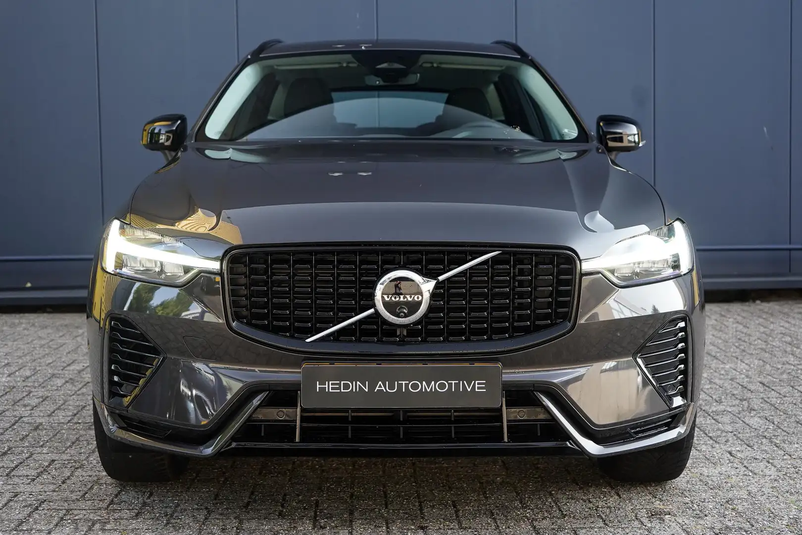 Volvo XC60 2.0 T6 Plug-in hybrid AWD Plus Dark | Trekhaak | P Grijs - 2