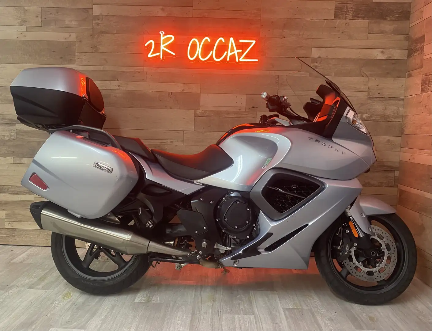 Triumph Trophy Gris - 1