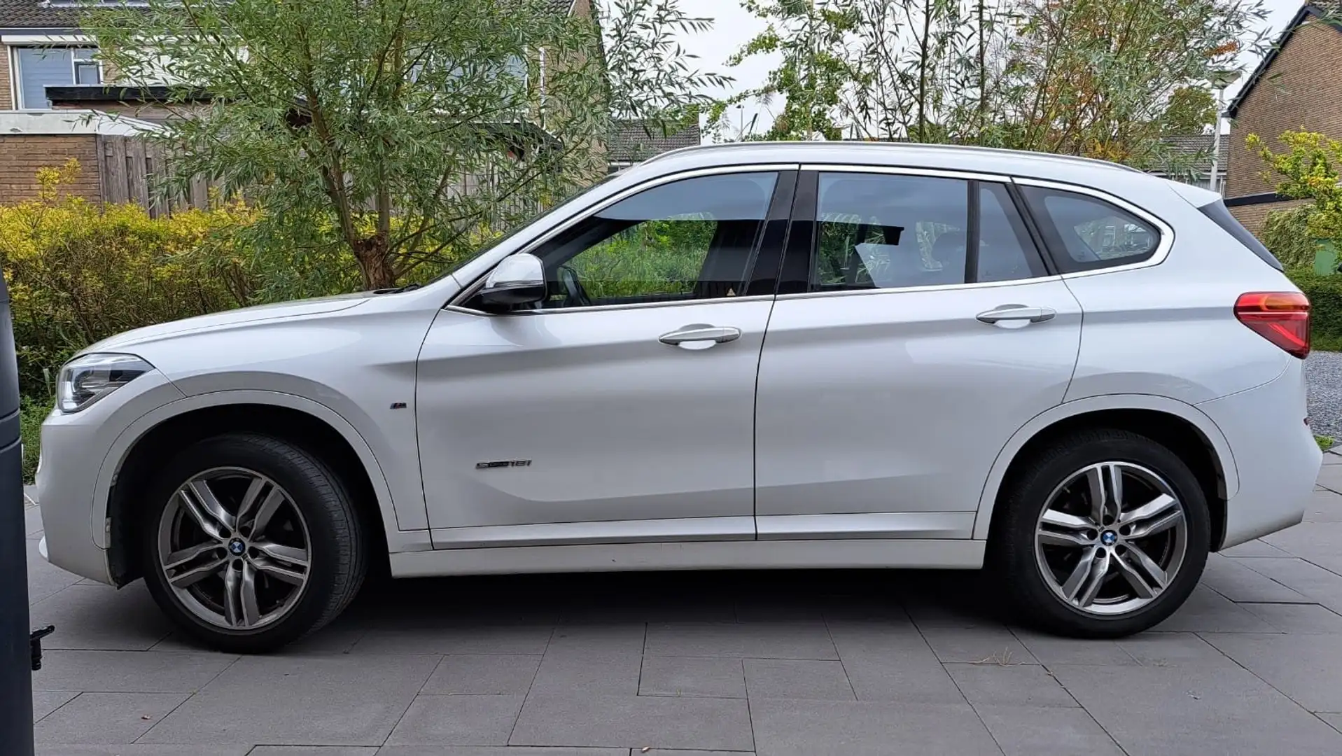BMW X1 sDrive 18i | M-Sport | Panorama dak | Trekhaak Wit - 1