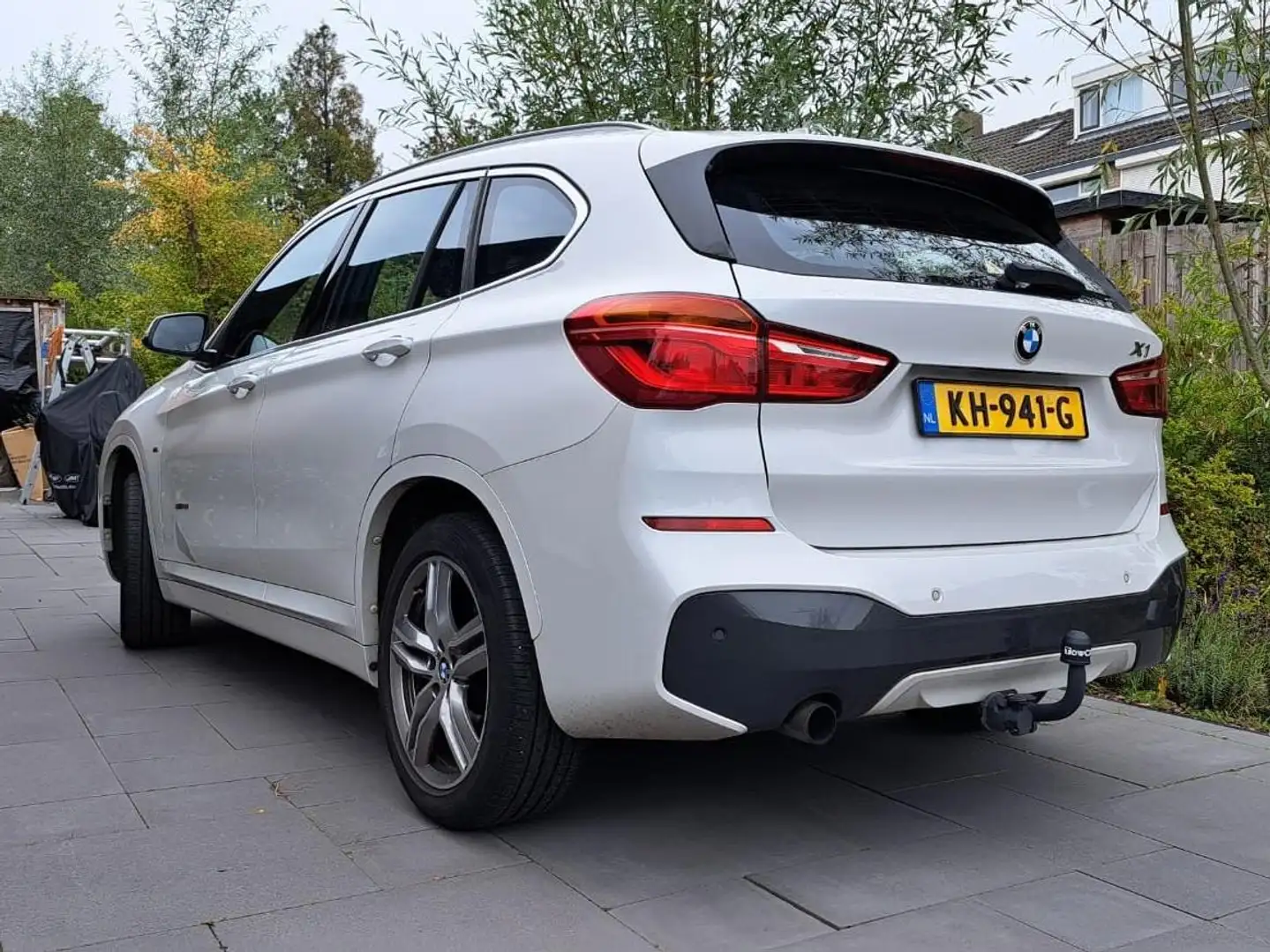 BMW X1 sDrive 18i | M-Sport | Panorama dak | Trekhaak Wit - 2