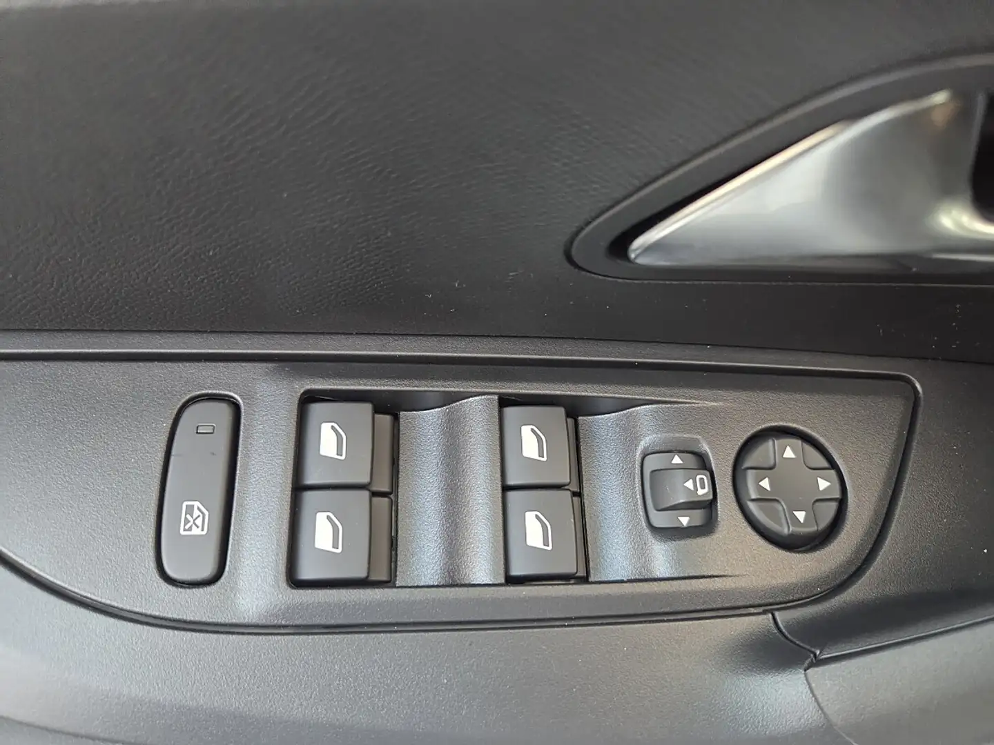 Peugeot 2008 Hybrid 110 e-DCS6 Allure Grau - 2