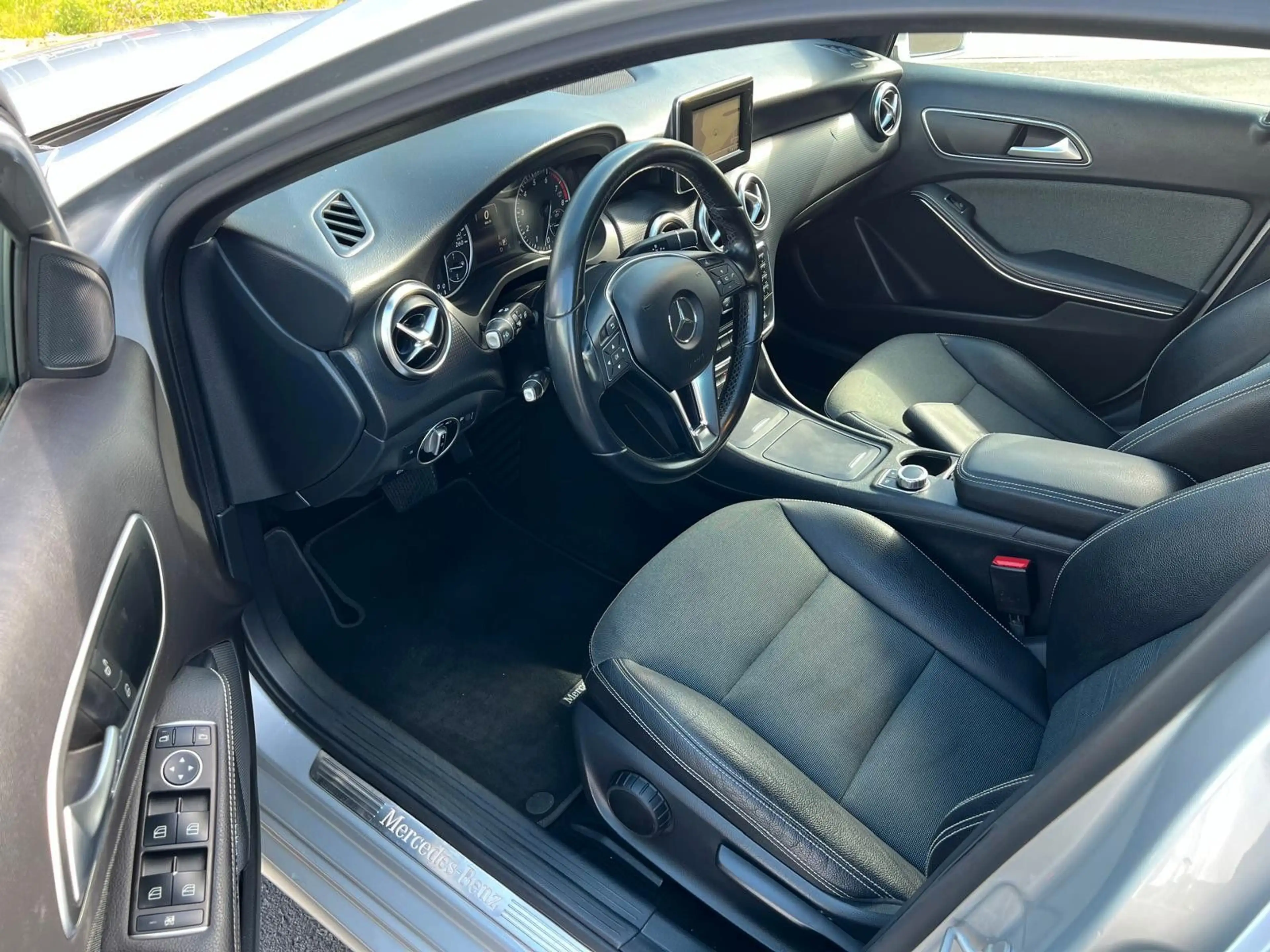 Mercedes-Benz A 180 *Automatik Leder Navi SH 2.Hand* — photo 13