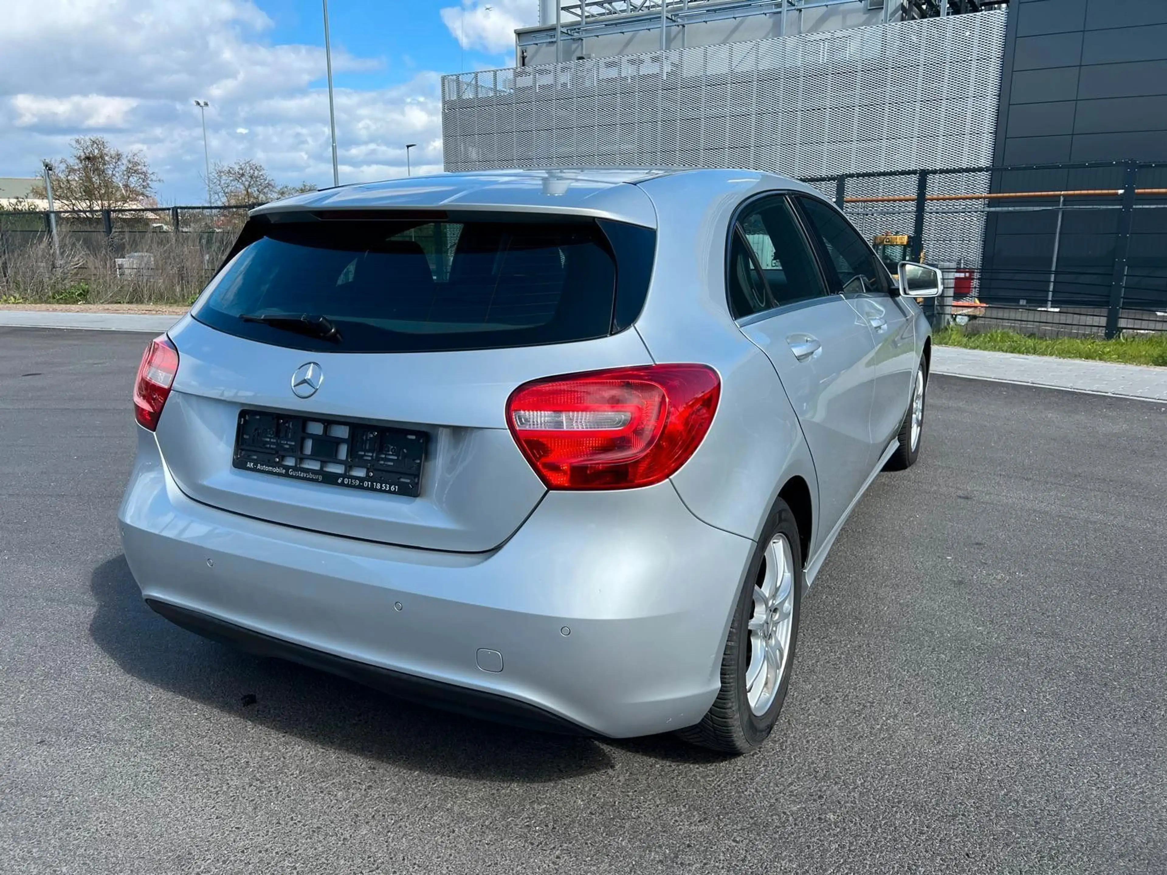 Mercedes-Benz A 180 *Automatik Leder Navi SH 2.Hand* — photo 4