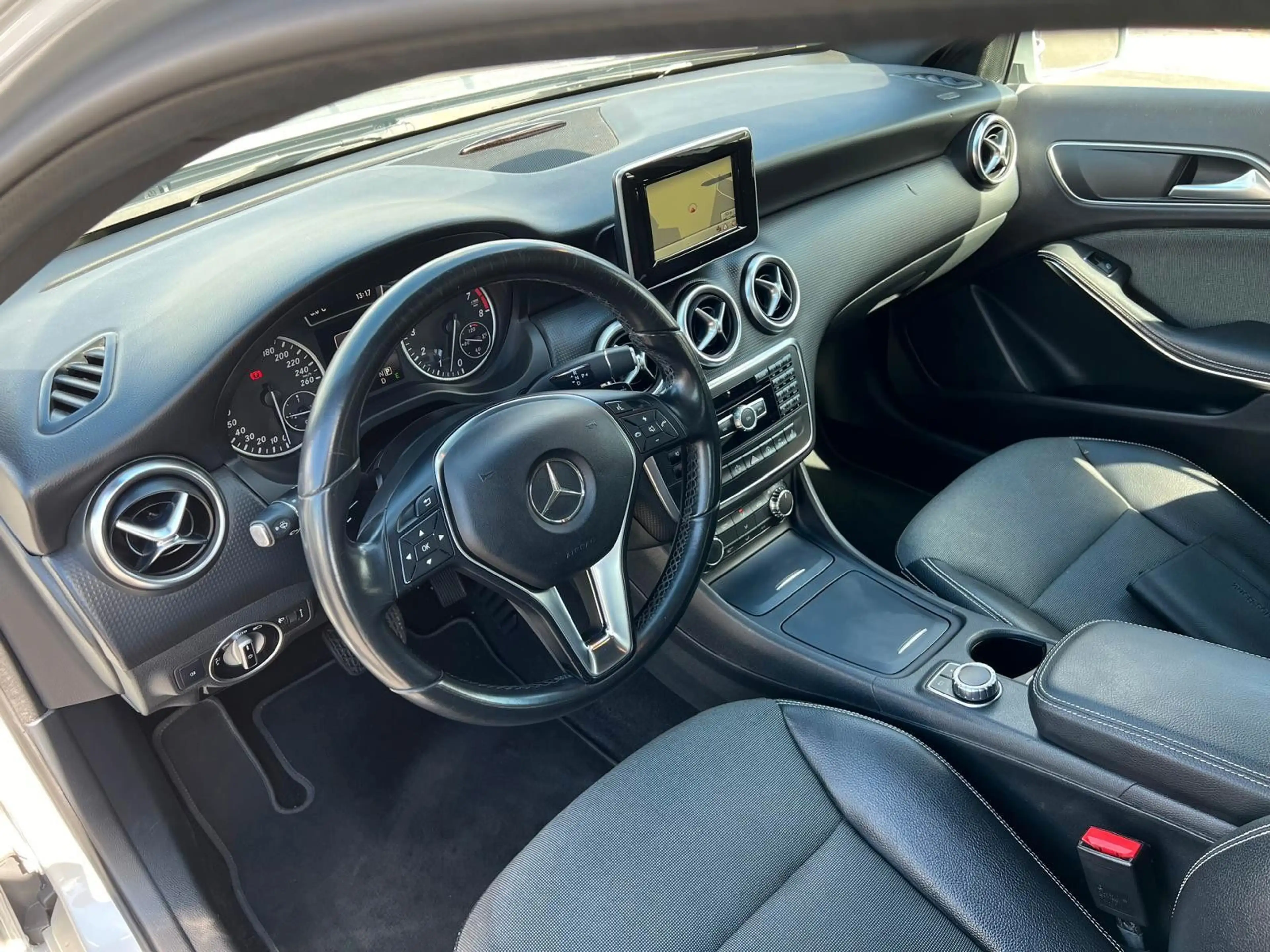 Mercedes-Benz A 180 *Automatik Leder Navi SH 2.Hand* — photo 12