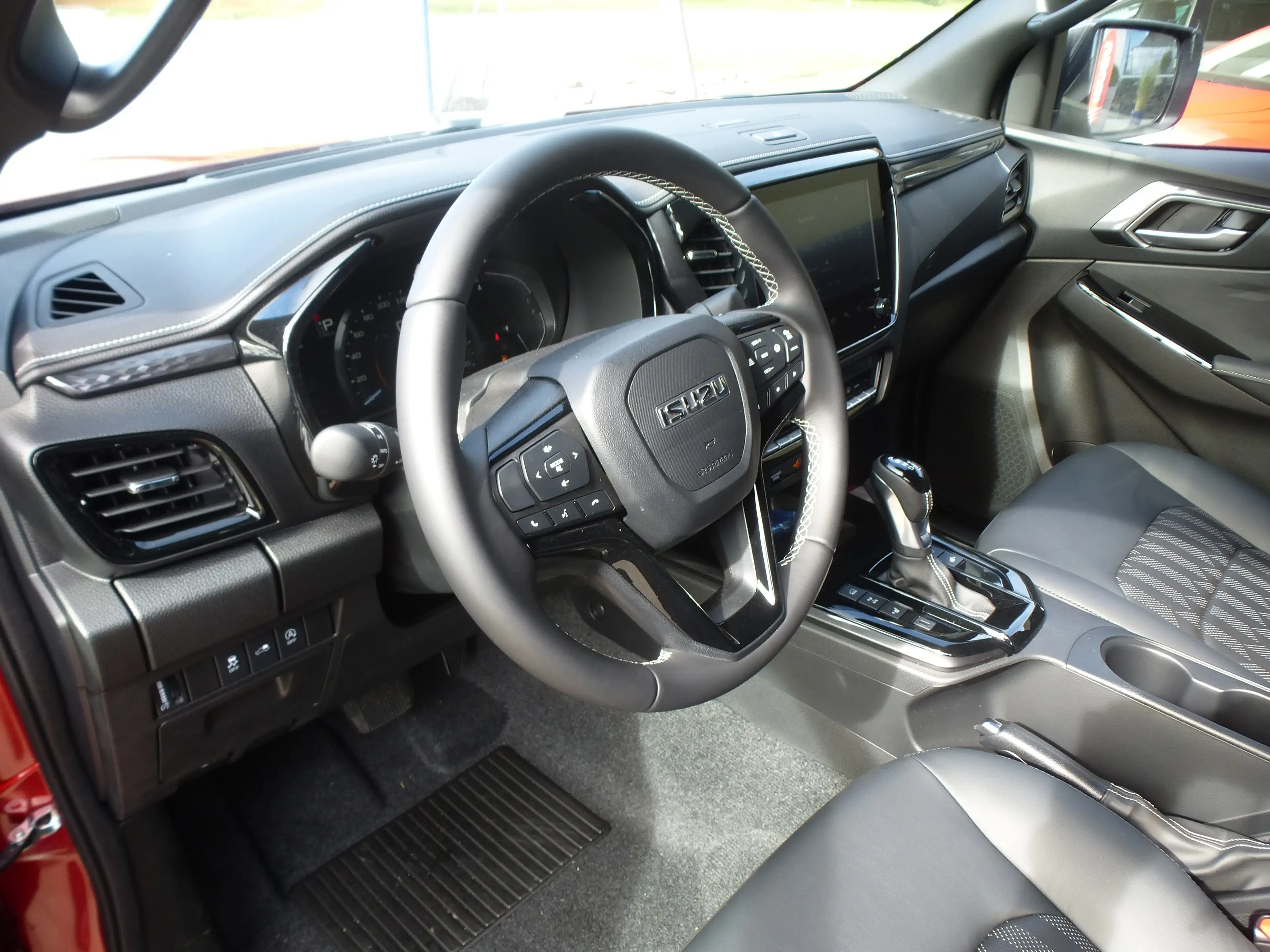 Isuzu D-Max Double Cab 4WD Autm. V-Cross — photo 14