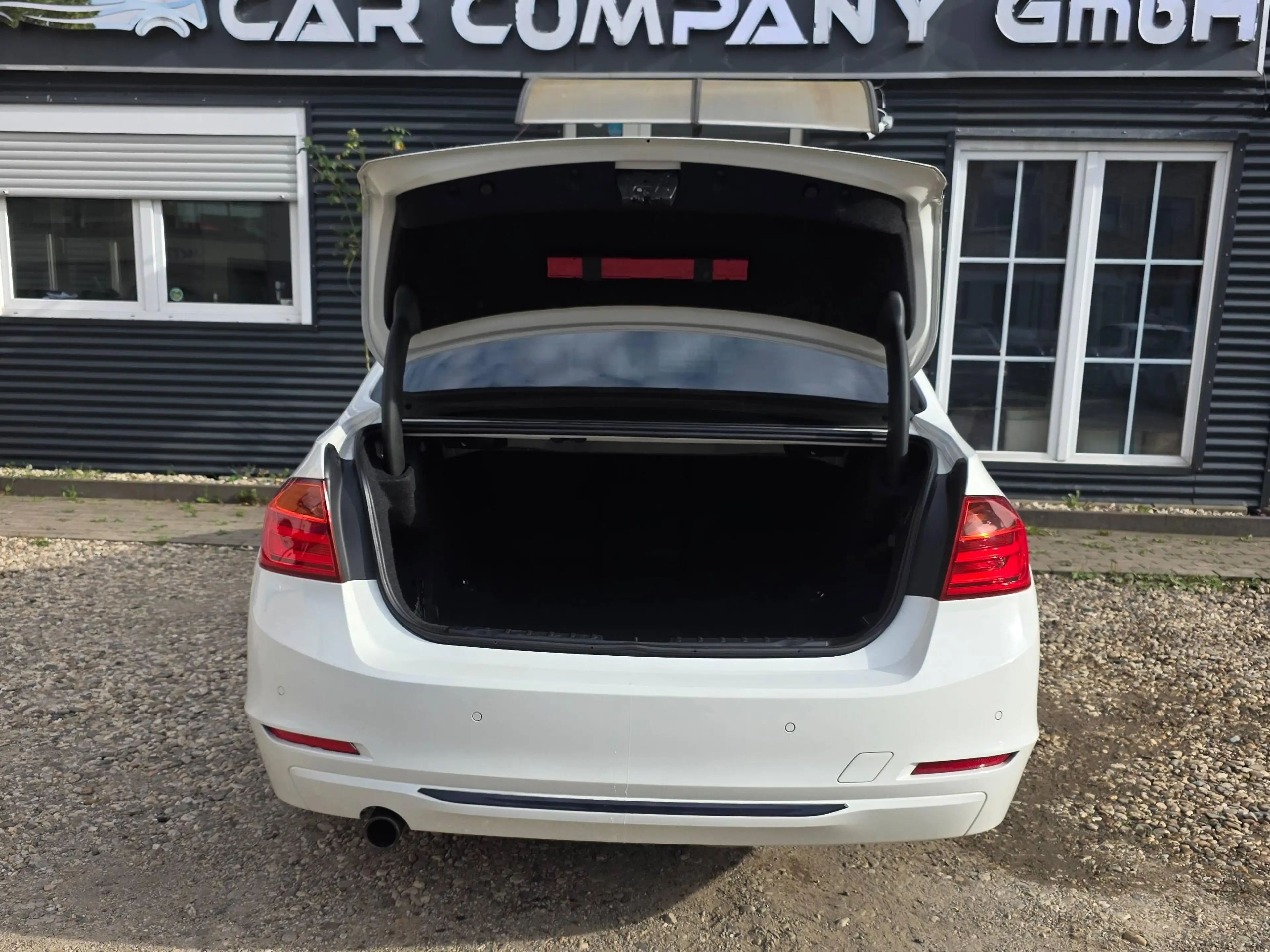 BMW 318 318d Sport Line — photo 7