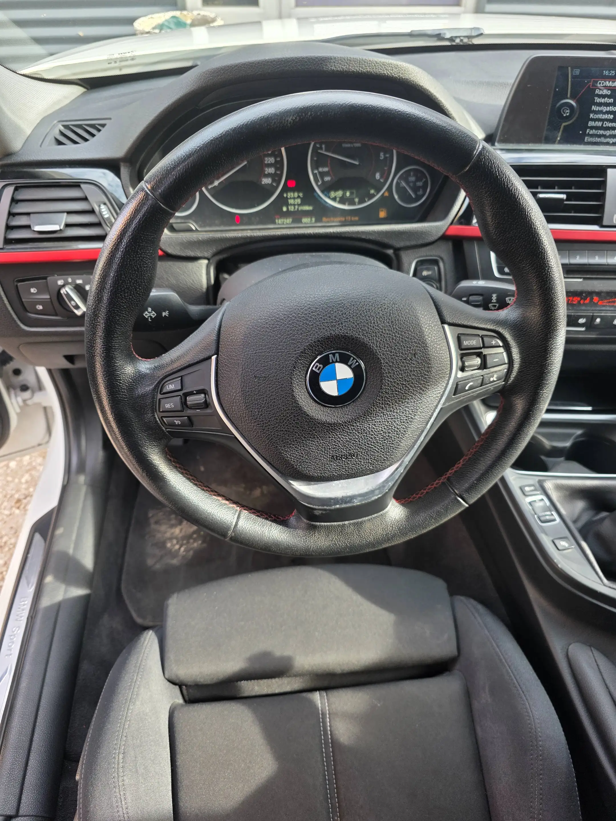 BMW 318 318d Sport Line — photo 11