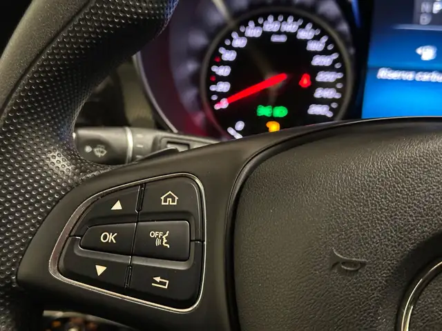 Mercedes-Benz V-Class view 26