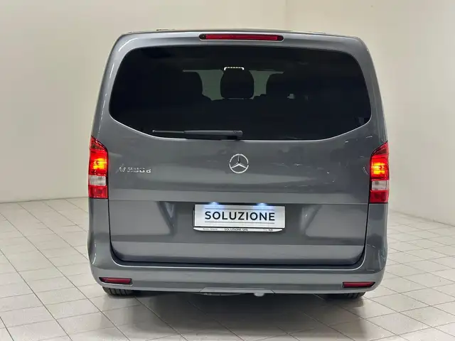Mercedes-Benz 250 view 8