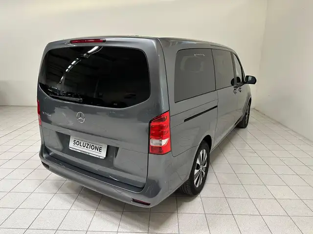 Mercedes-Benz 250 view 2