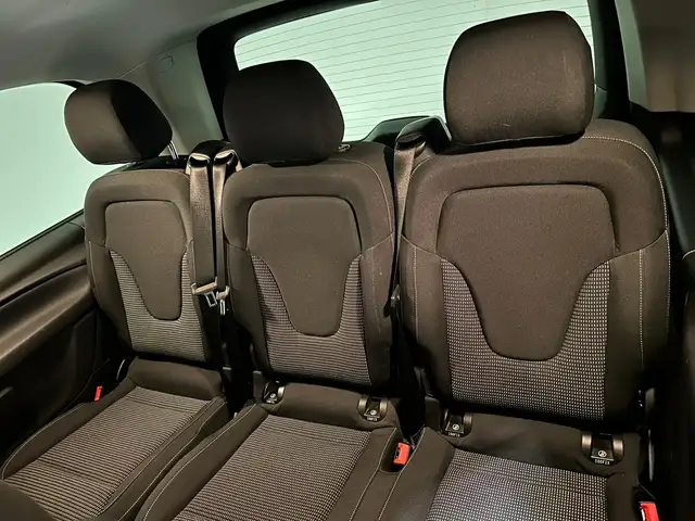 Mercedes-Benz V-Class view 16