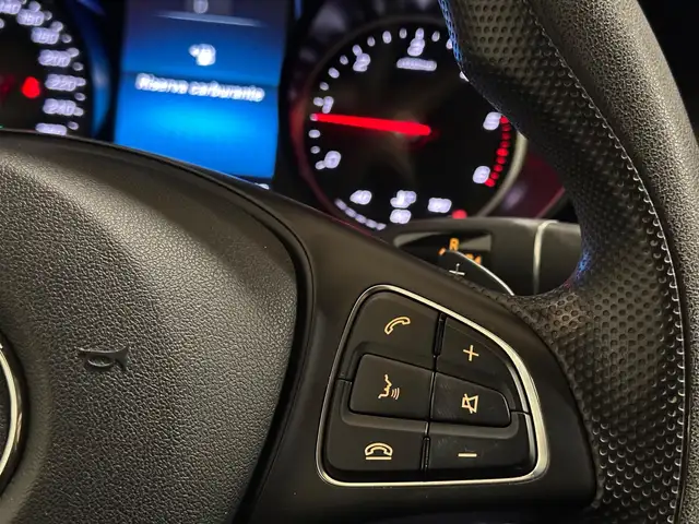 Mercedes-Benz V-Class view 25