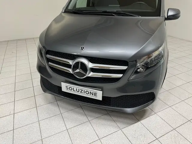 Mercedes-Benz V-Class view 17