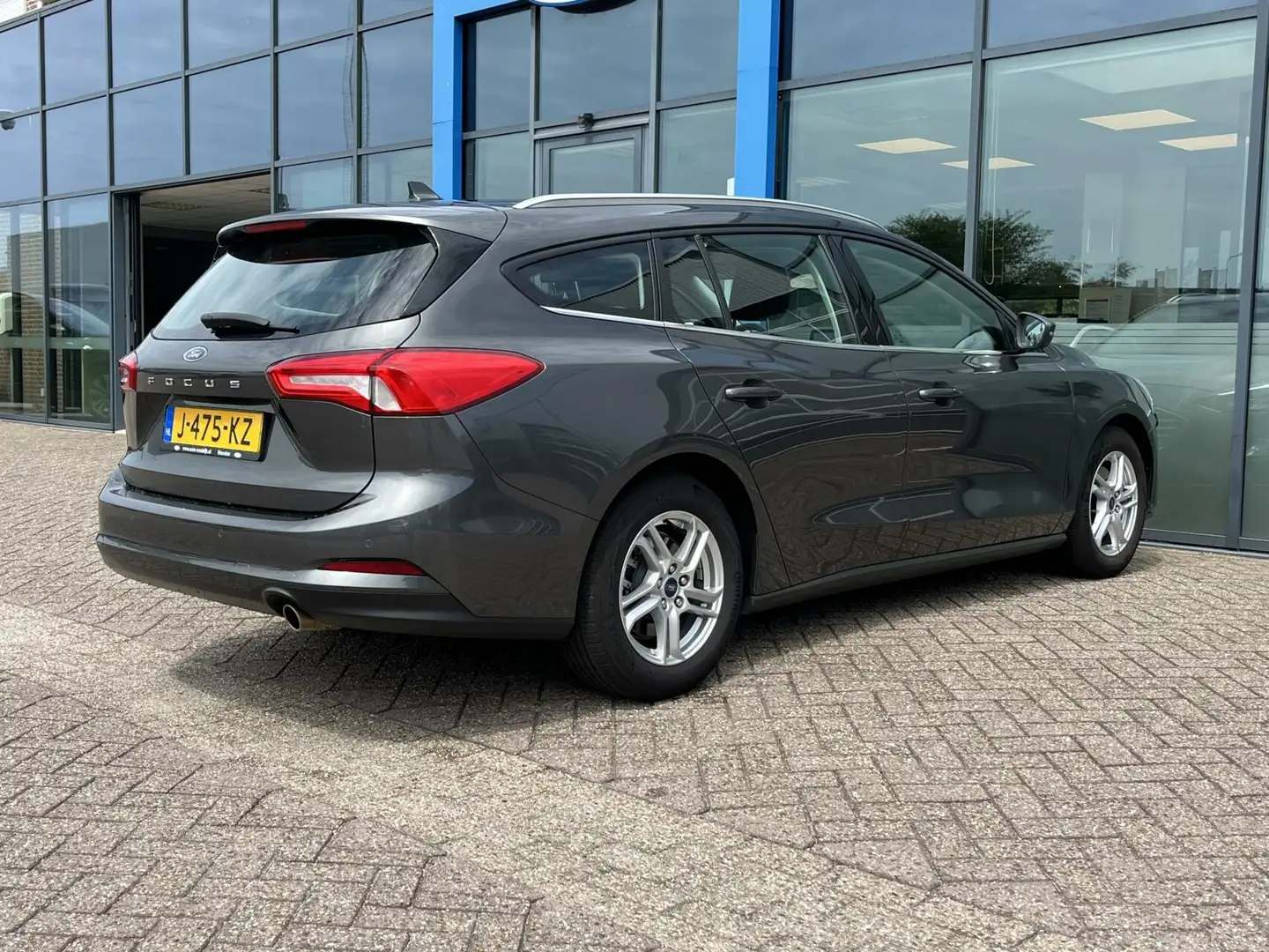 Ford Focus Wagon 1.0 EcoBoost Trend Edition 125PK Winterpack Grijs - 2