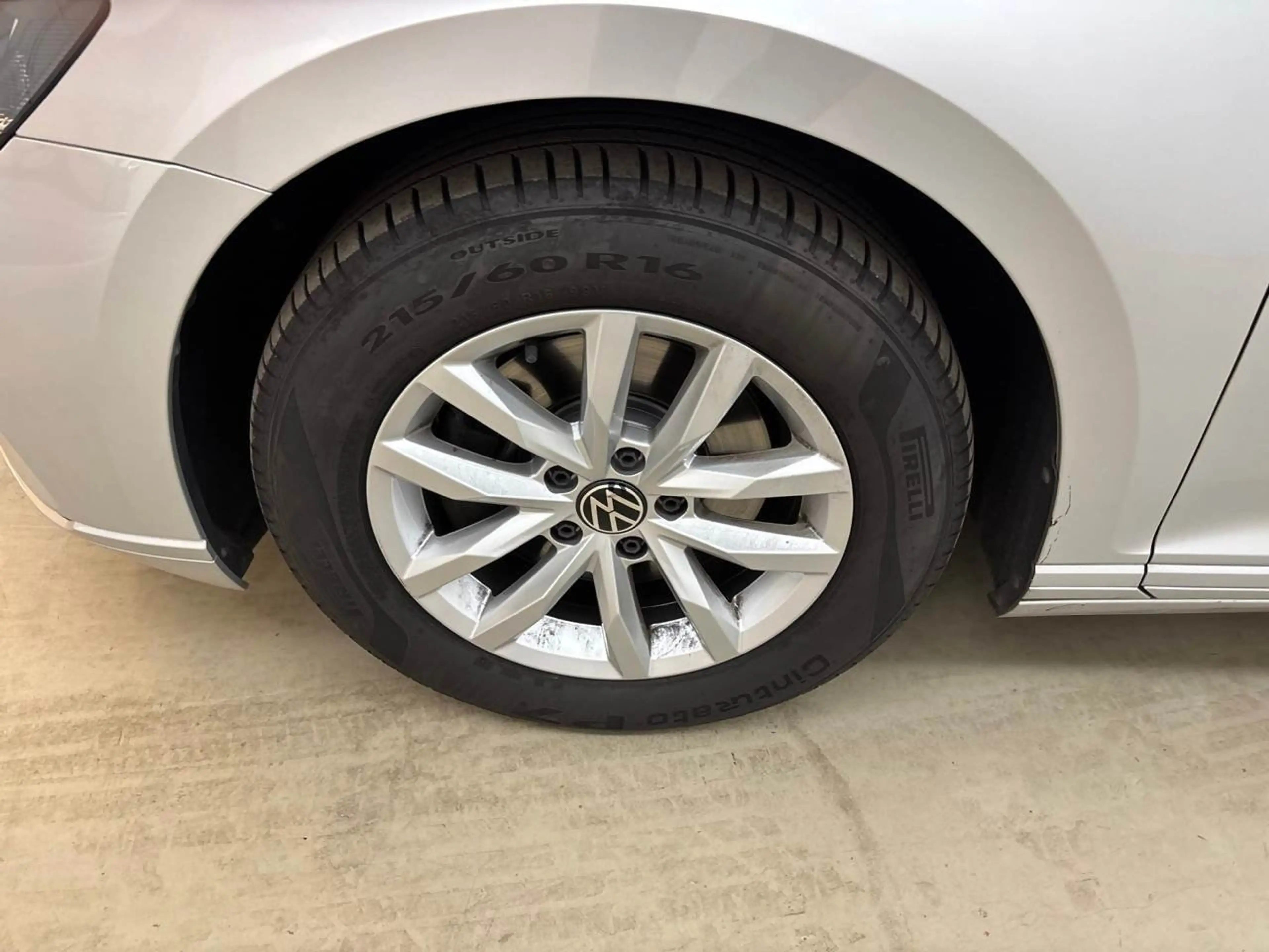 Volkswagen Passat Variant 2.0 TDI Business StHz ACC LED — photo 12