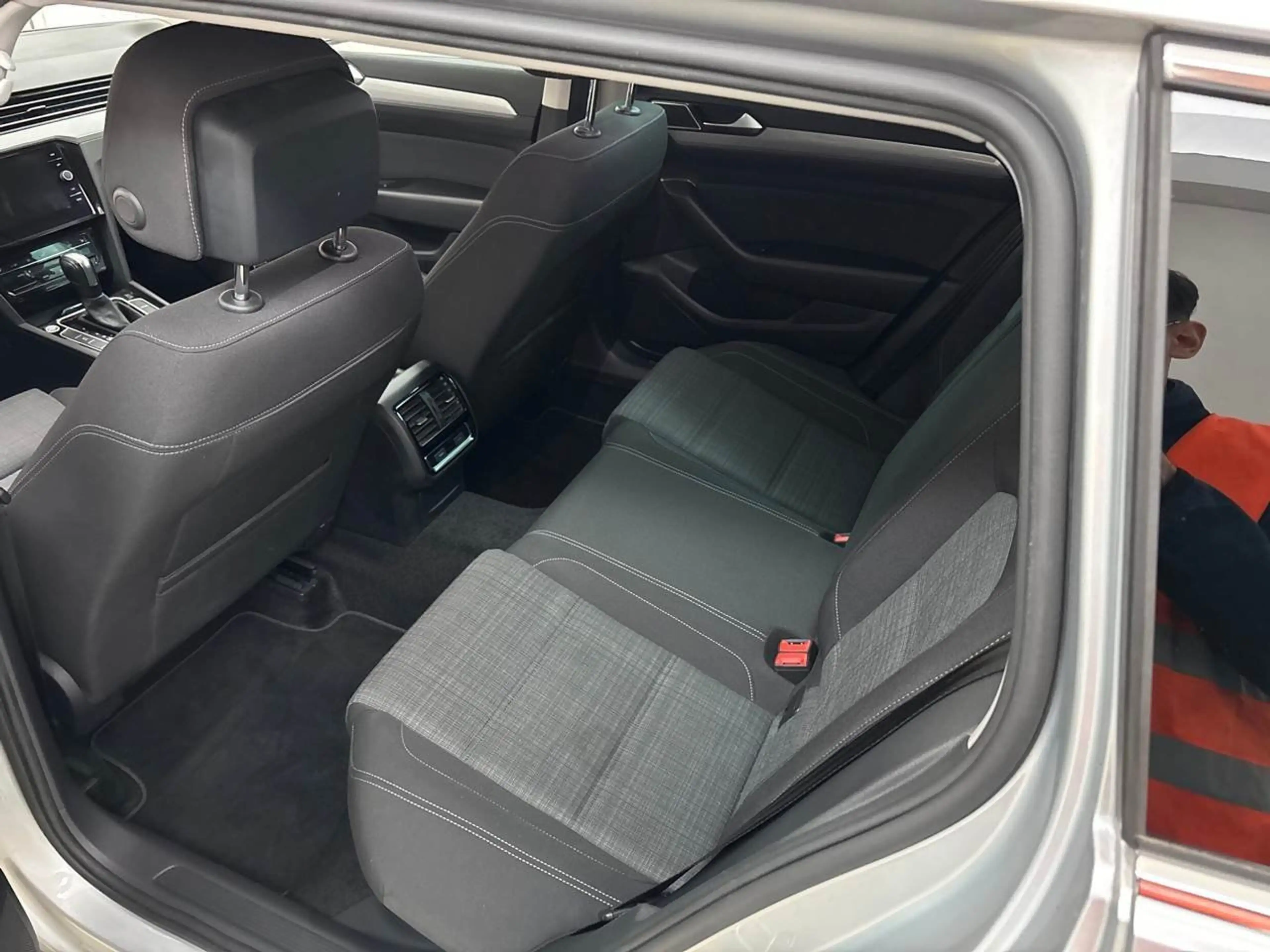 Volkswagen Passat Variant 2.0 TDI Business StHz ACC LED — photo 11