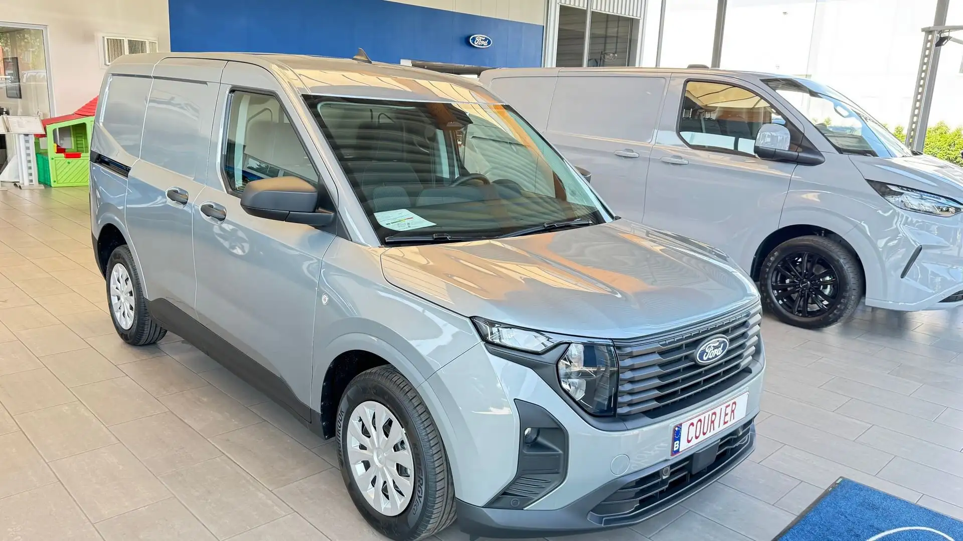 Ford Transit Courier Ecoboost Trend Aut Gris - 1